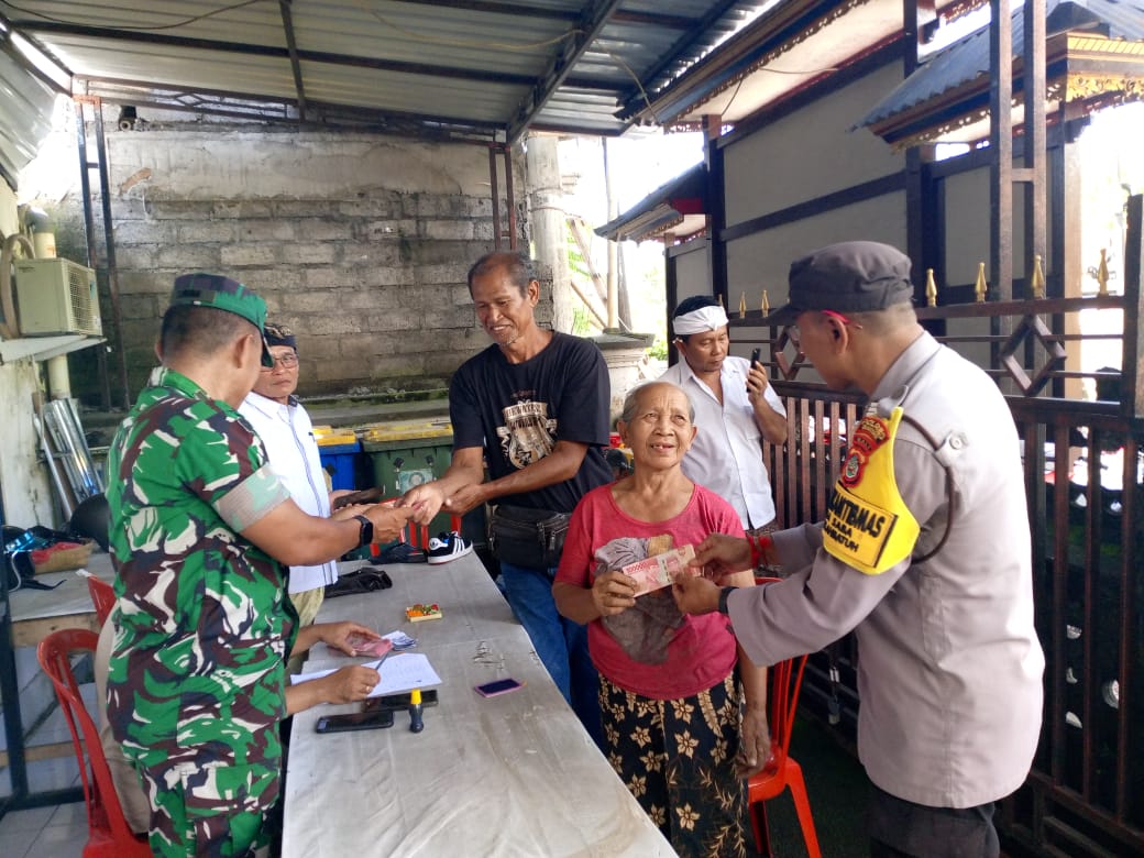 BANTUAN : Pengawasan pencairan BLT di Desa Saba, Kecamatan Blahbatuh, Kamis (4/12).