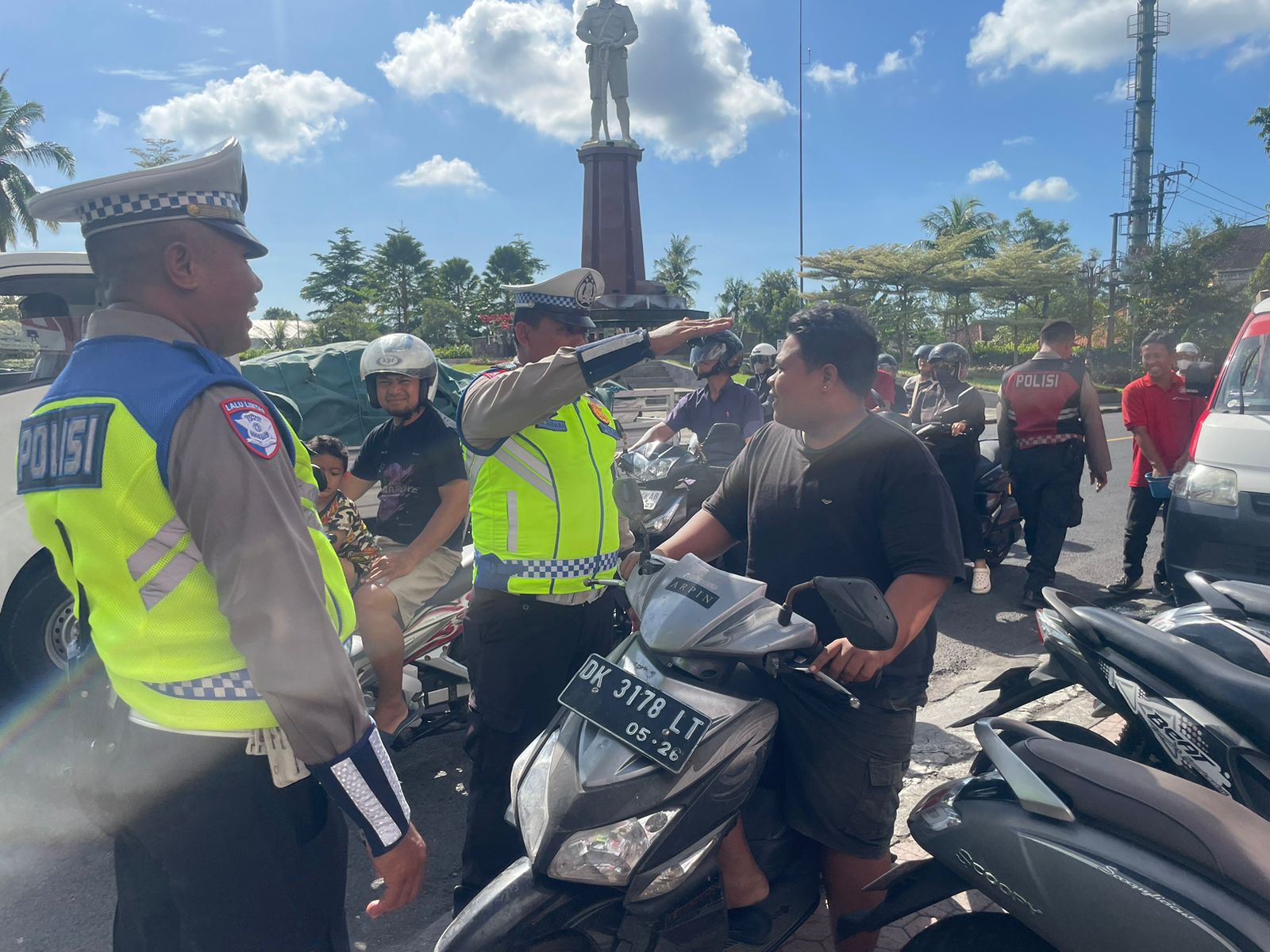 PATROLI : Personil Polres Gianyar melakukan patroli, penjagaan, serta pengaturan lalu lintas di sepanjang Jalan Raya Udayana, Kecamatan Blahbatuh, Kamis (4/12).