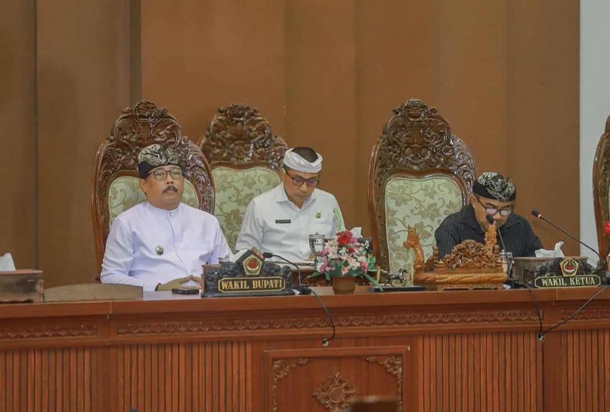 SIDANG : Wakil Bupati Gianyar menyampaikan pendapat Bupati Gianyar atas Penyampaian Raperda Inisiatif DPRD terkait Pengelolaan Air Tanah.