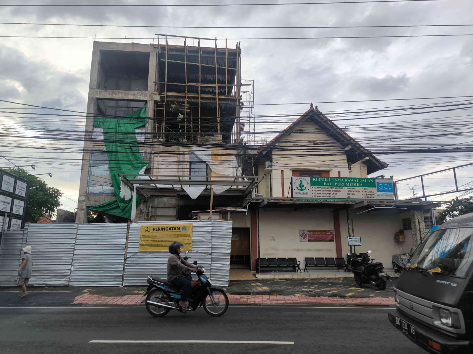 Pembangunan gedung empat lantai di Jalan Nangka Utara, Kelurahan Tonja, Kota Denpasar dihentikan.
