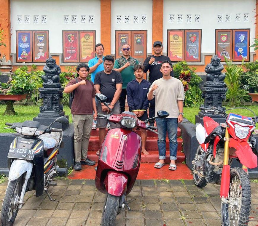 DIAMANKAN : Dua pria (tengah) pasca dibekuk yang nekat curi motor di Pejeng, Tampaksiring.