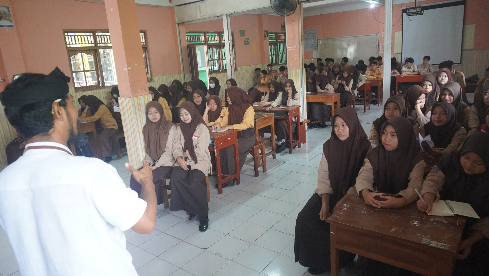 SOSIALISASI : Agen Kasih Kemenag Gianyar sosialisasi ekoteologi yang digelar di Madrasah Aliyah (MA) 45 Gianyar, Jumat, (5/12).