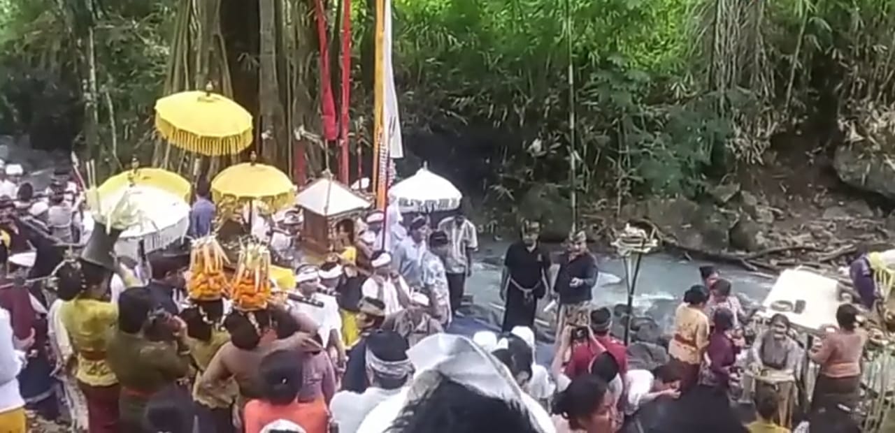 Prosesi Tradisi Manak Salah di Tukad Bengkala atau Segara Rupek saat ritual melasti dilaksanakan sebagai penyucian dari si bayi yang lahir kembar buncing