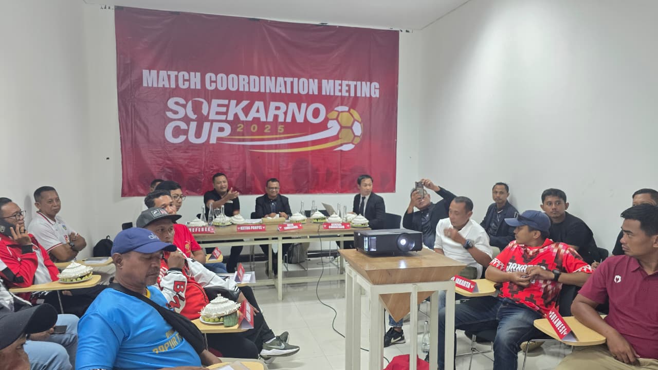 LIGA: Ketua Panitia Soekarno Cup 2025, I Made Agus Mahayastra bersama Media Officer Putu Eka Nurcahyadi dan sejumlah panitia lainnya dalam konferensi pers di Dharma Negara Alaya, Kamis (4/12).