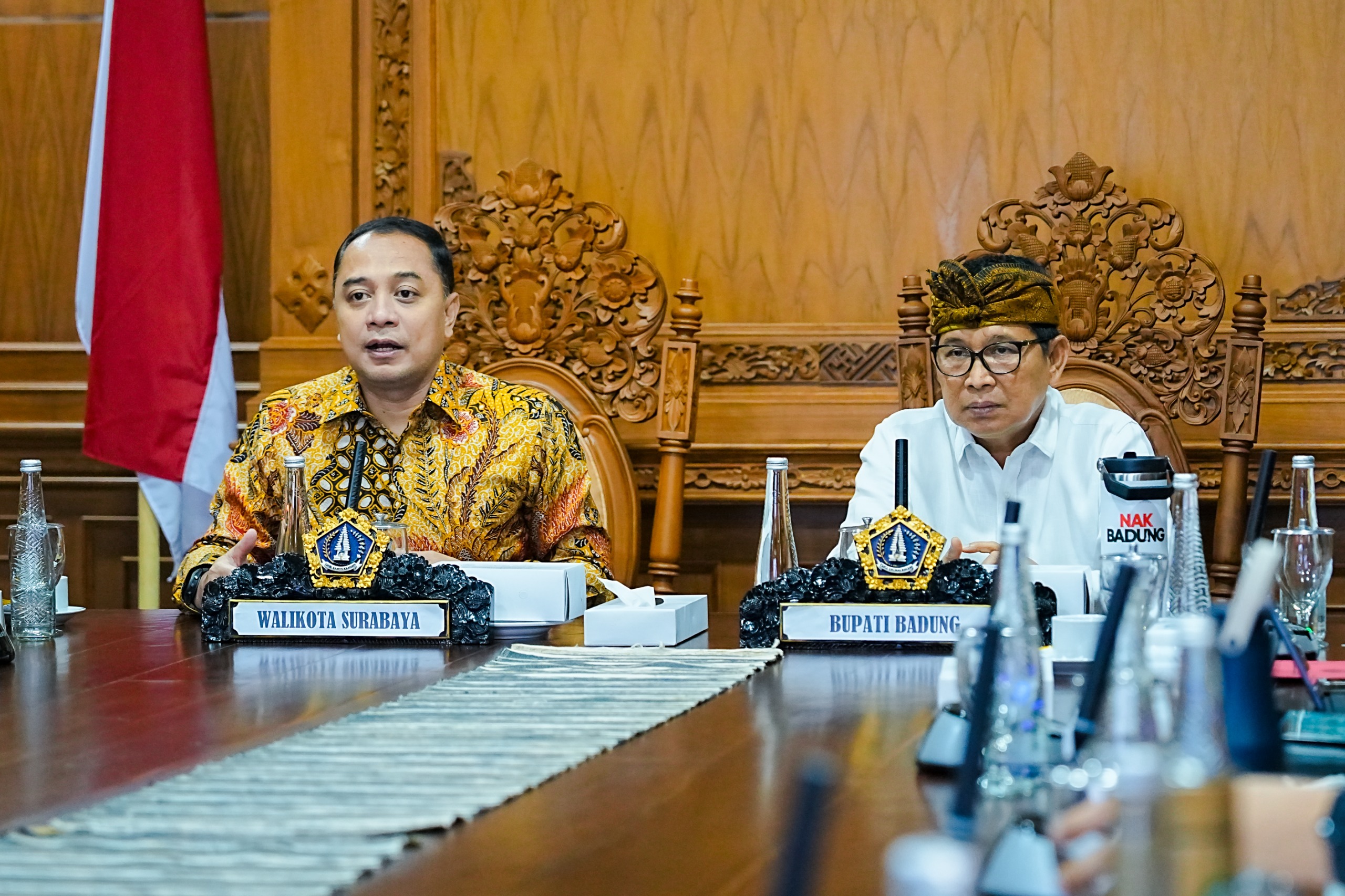 Bupati Adi Arnawa menerima kunjungan resmi Wali Kota Surabaya, Eri Cahyadi, di Ruang Nayaka Gosana, Puspem Badung, Jumat (5/12).