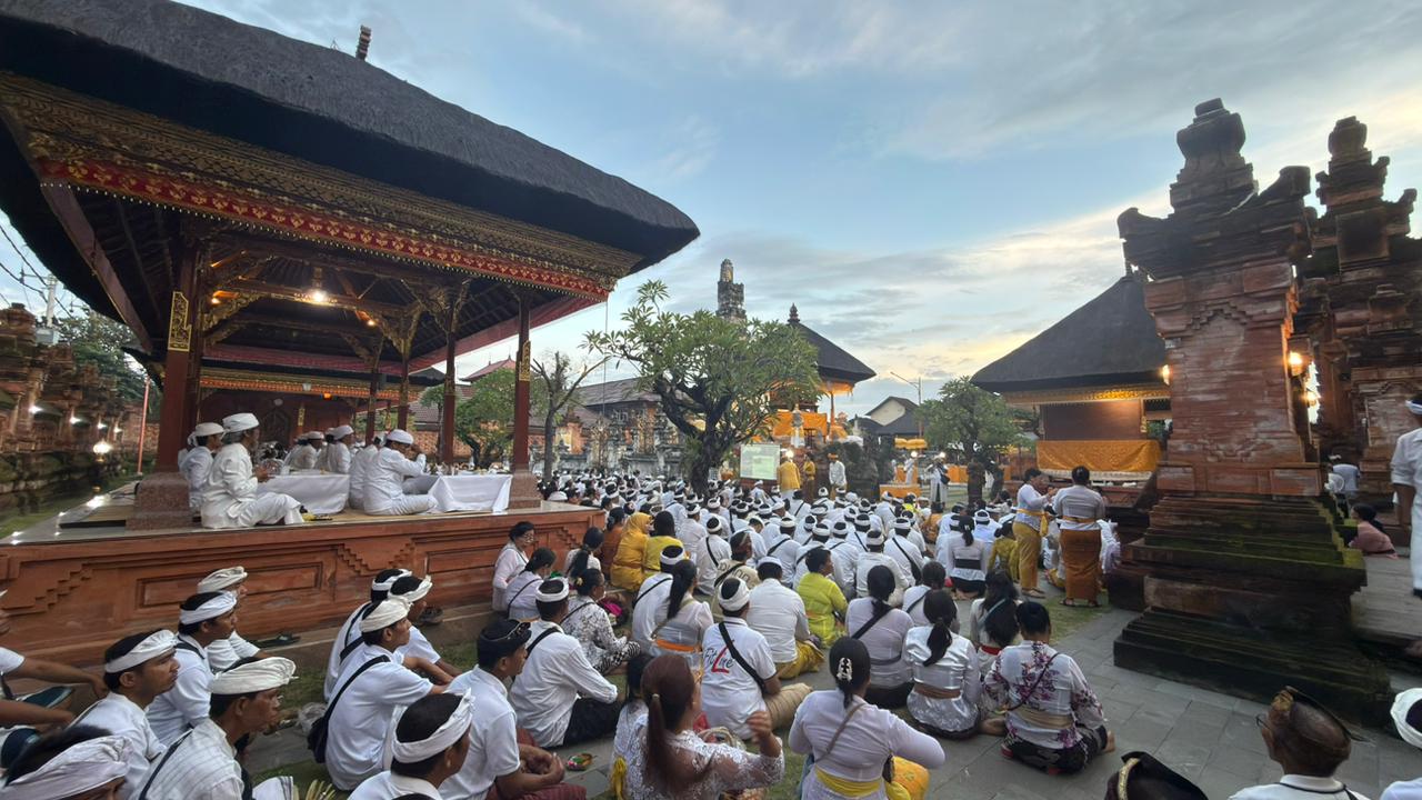 DOA BERSAMA: Puncak perayaan Hari Ulang Tahun (HUT) ke-61 Partai Golkar di Bali ditandai dengan pelaksanaan doa bersama di Pura Jagatnatha Denpasar, Jumat (5/12)
