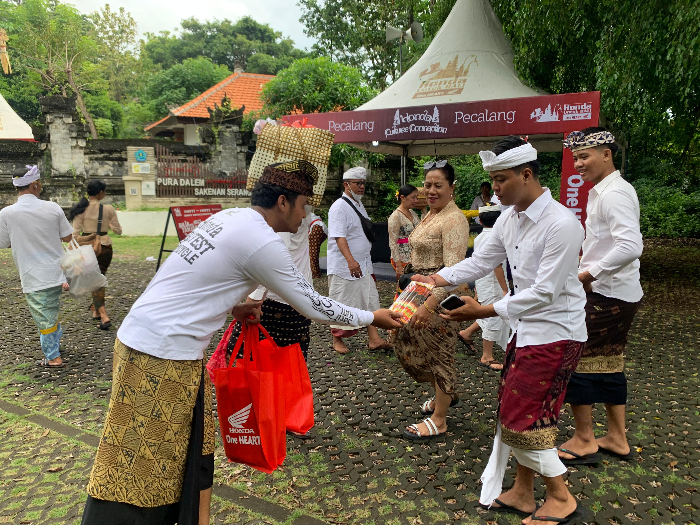 Melalui agenda rutin Corporate Social Responsibility (CSR) tahunan, Astra Motor Bali menghadirkan fasilitas tempat istirahat Bale Pesandekan Honda.