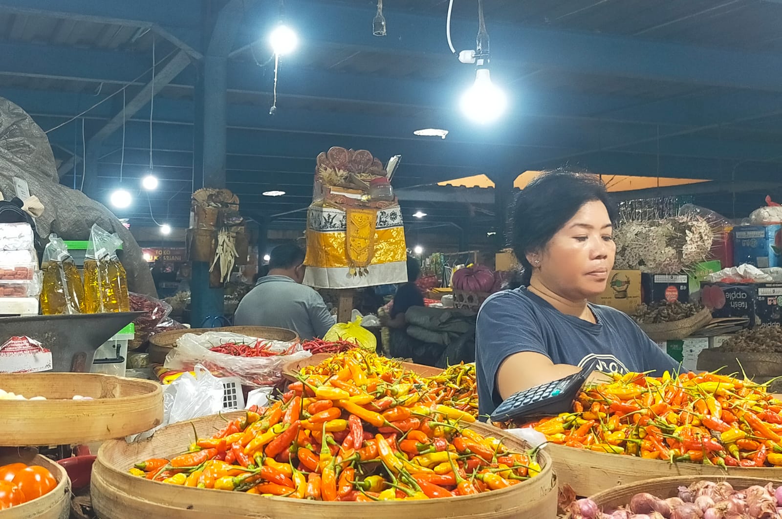 Harga cabai rawit merah di Pasar Kidul, Bangli mencapai Rp60-65 ribu per kg, Jumat (5/12/2025).