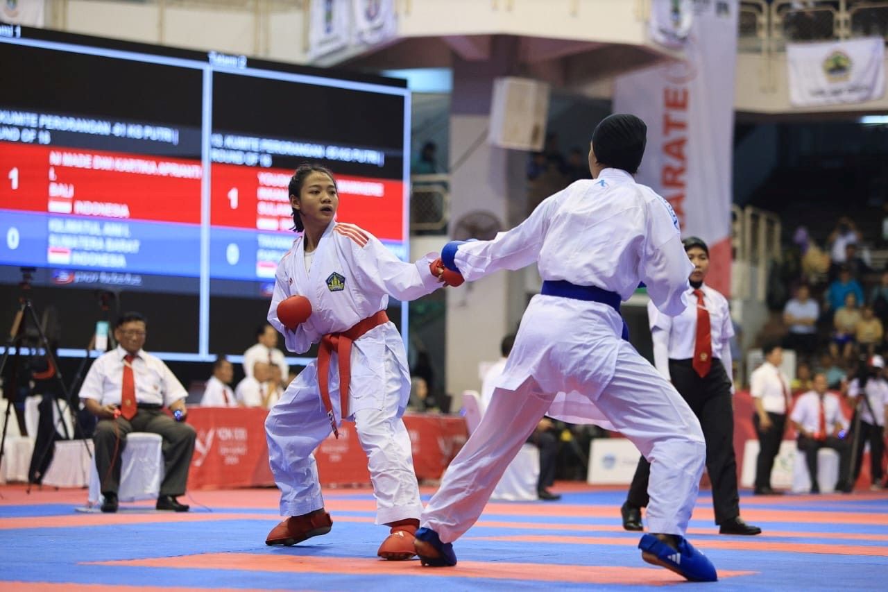 Karateka Jembrana Ni Made Dwi Kartika Apriyanti dalam sebuah pertandingan.