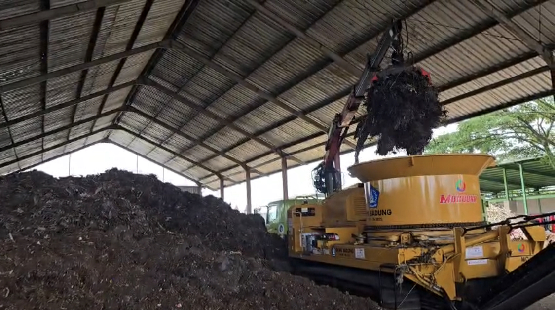 Proses pengolahan sampah menjadi kompos di PDU Mengwitani, Kecamatan Mengwi.