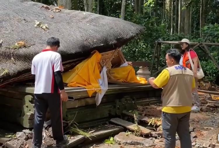 Tim Jitupasna saat melakukan penadaatn kerusakan yang terjadi di Pura Bukit Sari, DTW Alas Pala Sangeh, Kecamatan Abiansemal, Jumat (5/12).