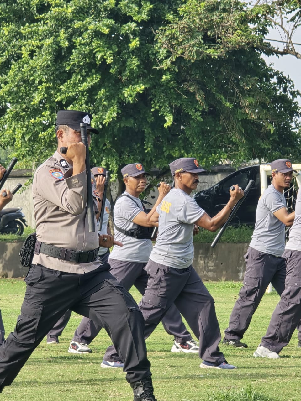 DILATIH : Pelatihan kepada Sat Linmas Desa Ketewel, Sukawati, Minggu (7/12).