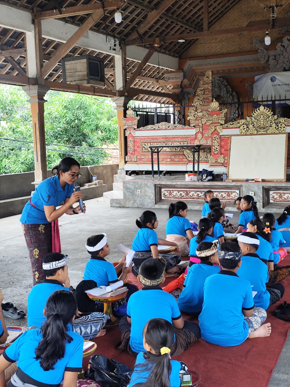 PENYULUHAN : Penyuluhan kepada anak-anak di Desa Adat Bukit Batu, Samplangan, Gianyar, Minggu (7/12).