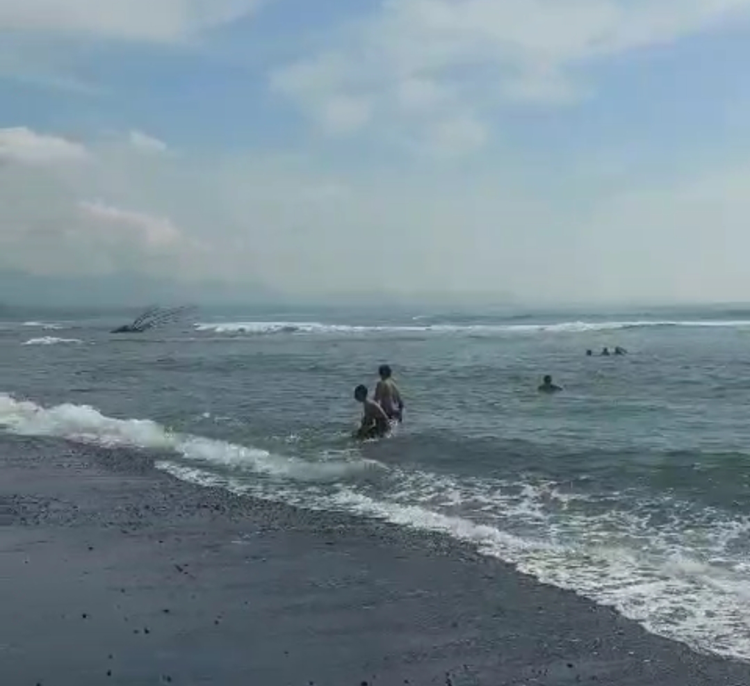 PENYELAMATAN : Penyelamatan oleh petugas Balawista BPBD Kabupaten Gianyar di Pantai Cucukan, Blahbatuh, Minggu (7/12).