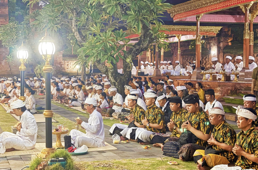 DOA BERSAMA: Partai Golkar Bali menggelar doa bersama sebagai puncak perayaan HUT ke-61 di Pura Jagatnatha Denpasar, Jumat (5/12)