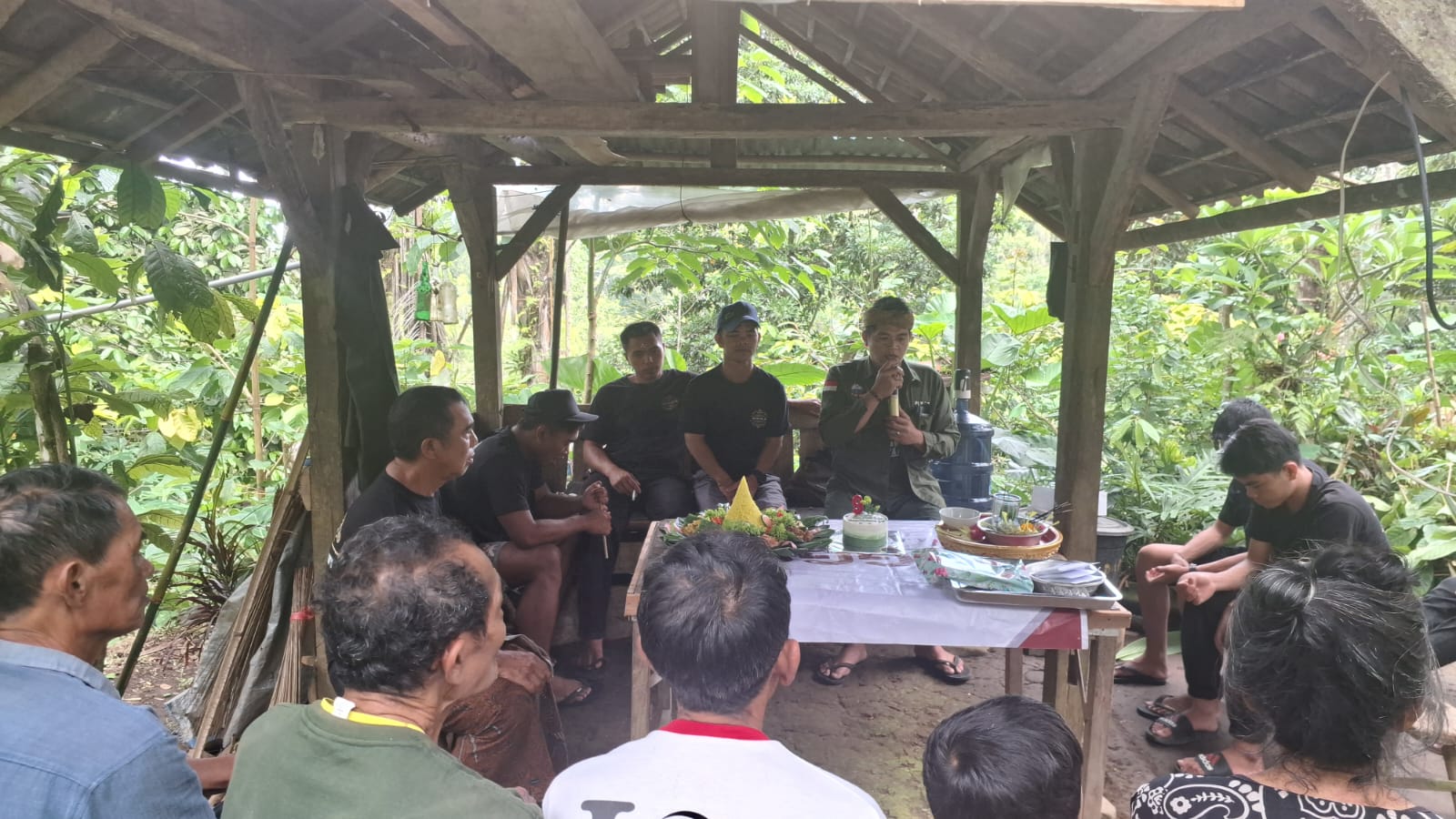 Komunitas Kayoman Pedawa saat merayakan HUT ke 9 sembari melakukan refleksi