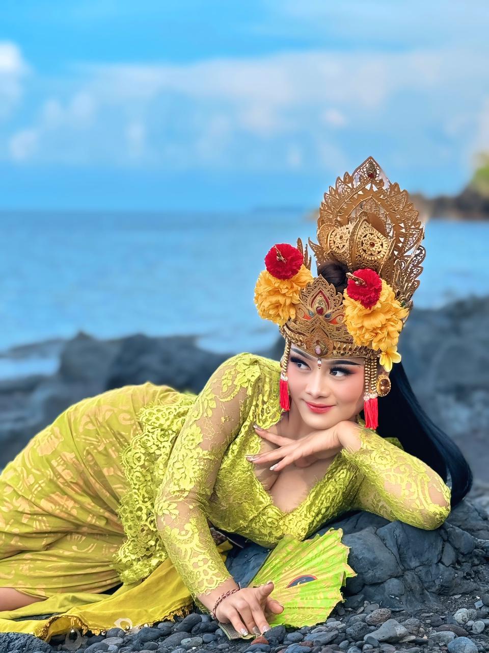 Penari Joged Bumbung asal Singaraja Widya Putri
