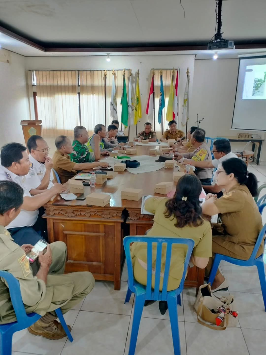RAPAT : Rapat koordinasi lintas instansi di Kantor Camat Ubud.