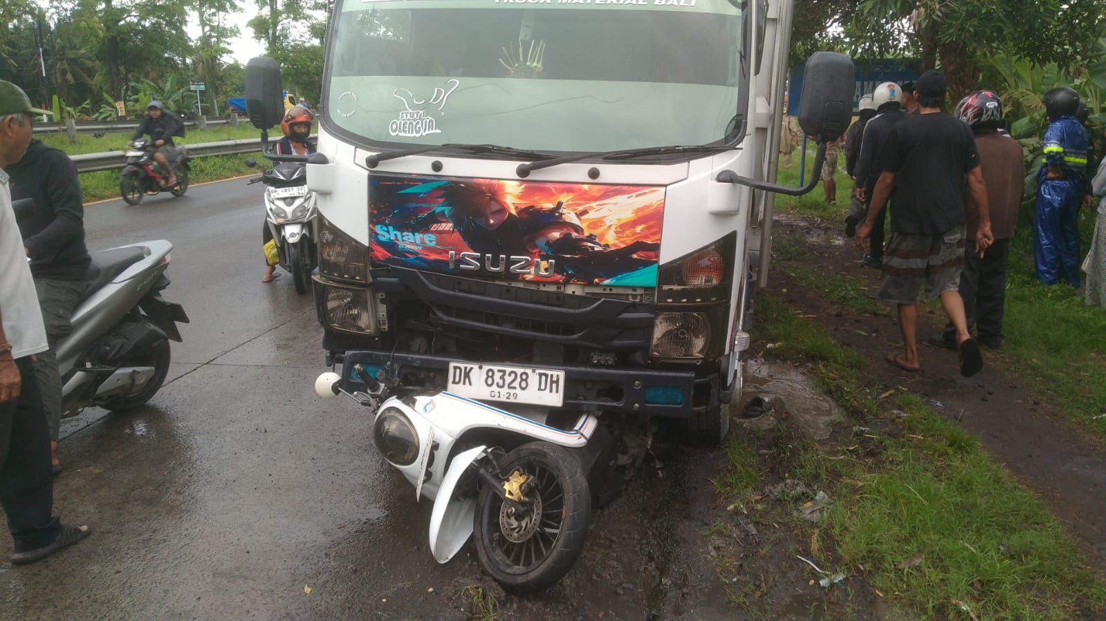 RINGSEK : Scoopy putih ringsek di kolong truk di sebelah timur Simpang 4 Lebih, Gianyar.