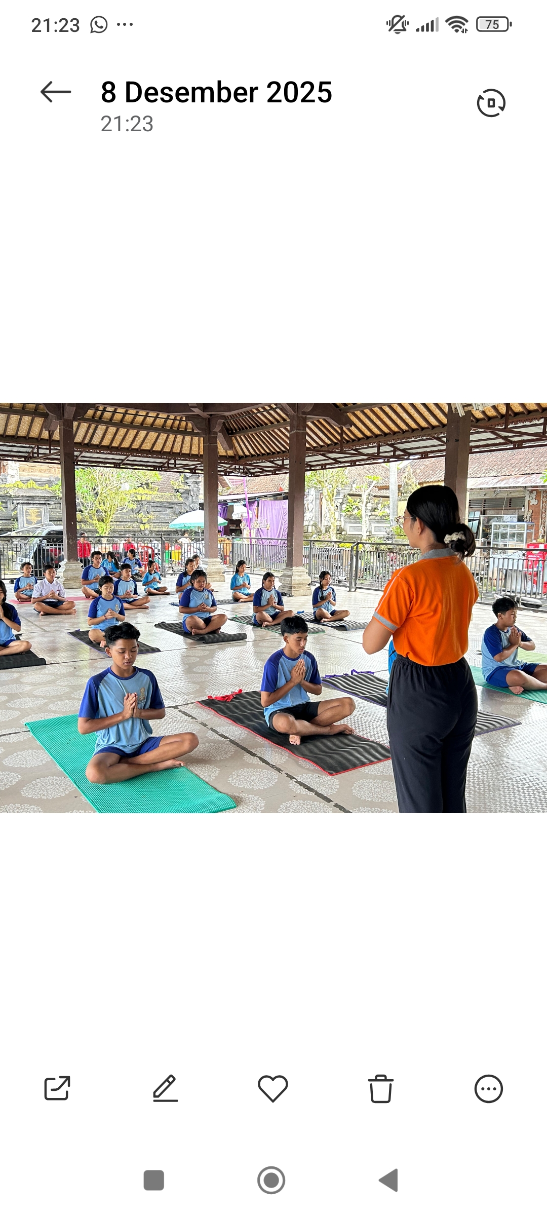 YOGA : Pelaksanaan yoga di Madyama Widyalaya Rsi Markandya Taro, Tegallalang.