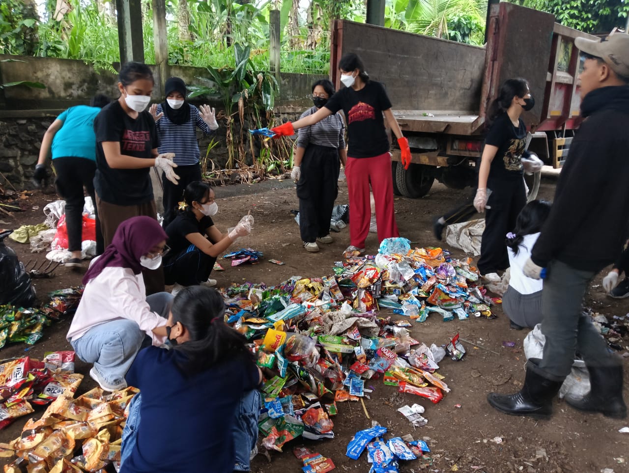 PEMILAHAN : Proses pemilahan sampah di TPS3R Taro, Tegallalang.