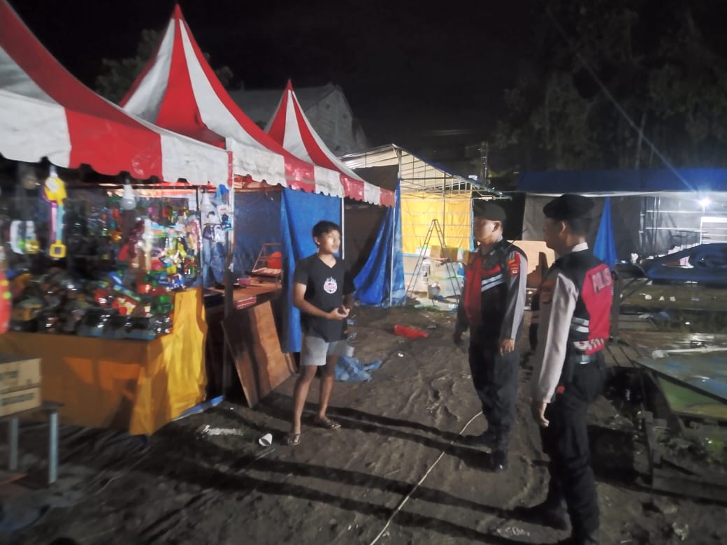 PATROLI : Personel Polres Gianyar saat patroli malam di Pasar Malam Tulikup.