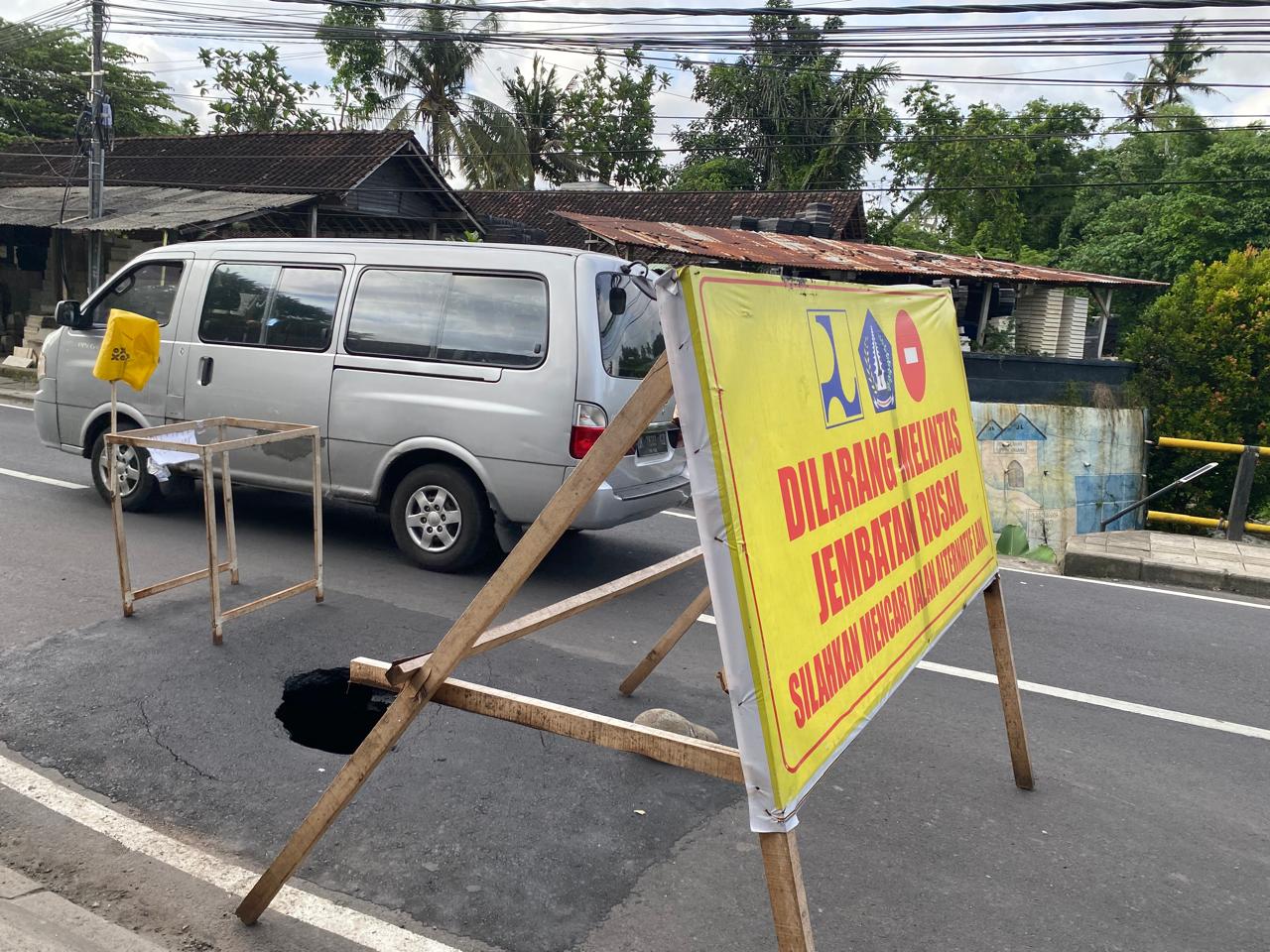 Kondisi Jalan Raya Darmasaba, Banjar Telanga Darmasaba, Kecamatan Abiansemal yang berlubang, Selasa (9/12)