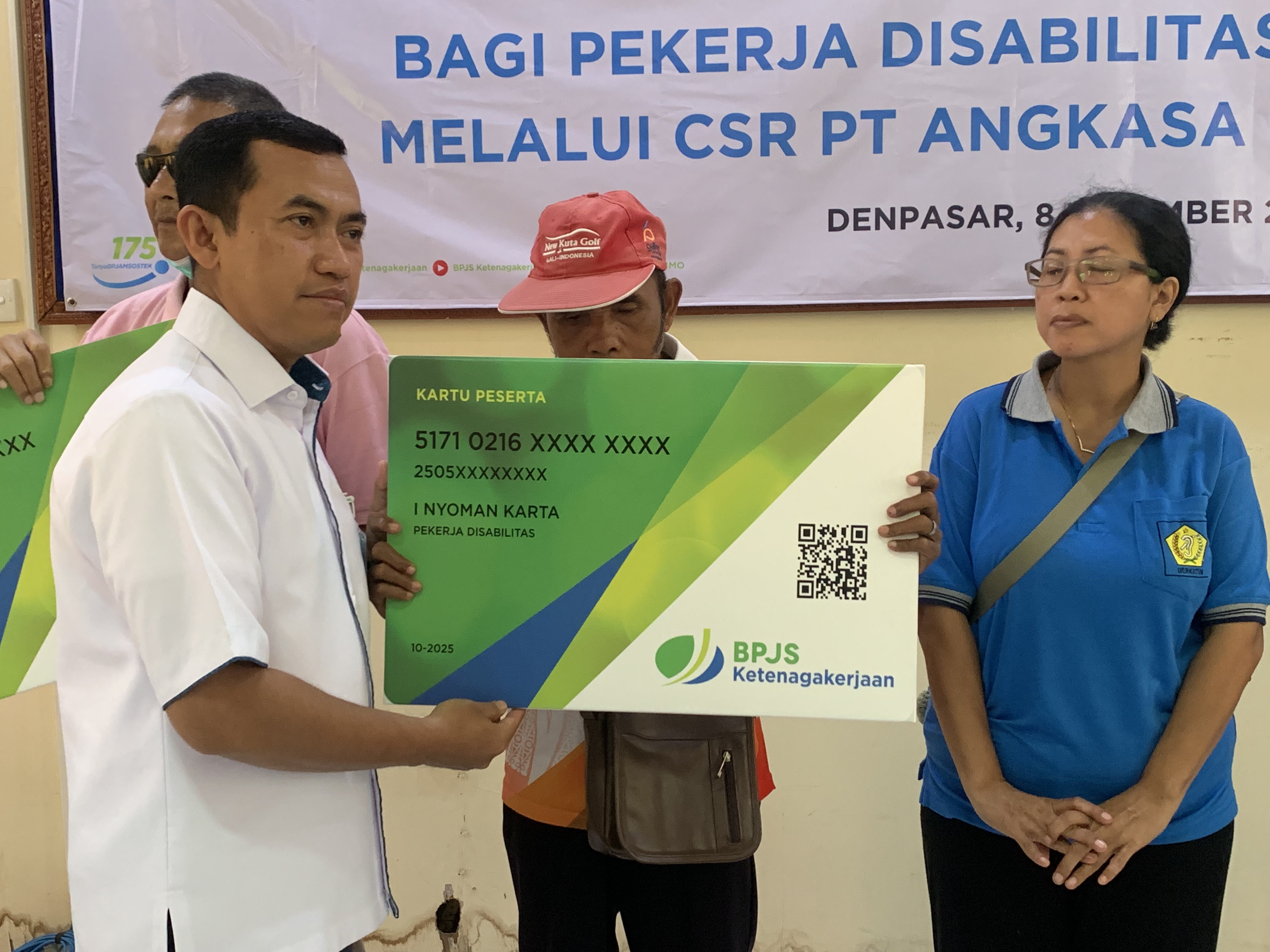 TERLINDUNGI: Penyerahan simbolis kartu perlindungan ini digelar di Ruang Rapat Dinas Sosial Pemberdayaan Perempuan dan Perlindungan Anak Provinsi Bali, Senin (8/12)