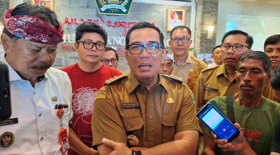 Bupati Tabanan seusai bertemu dengan para petani dan pengusaha lokal Jatiluwih di kantor Bupati Tabanan, Senin (9/12/2025).