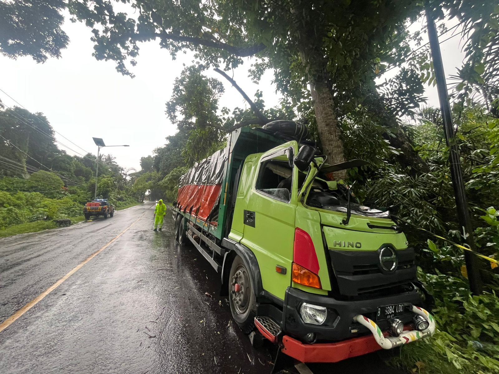 Truk hino menabrak pohon di di jalur Denpasar&ndash;Gilimanuk, tepatnya wilayah Banjar Dinas Bonian, Desa Antap, Kecamatan Selemadeg, Tabanan, Senin (9/12/2025).