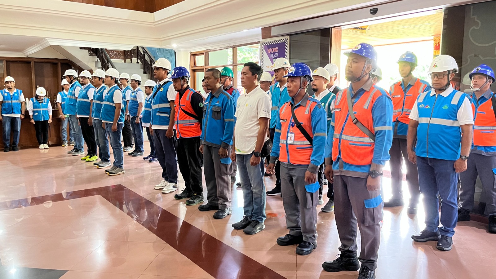 RELAWAN: PLN Unit Induk Distribusi (UID) Bali mengirimkan tim relawan untuk bantu pulihkan layanan kelistrikan pascabencana