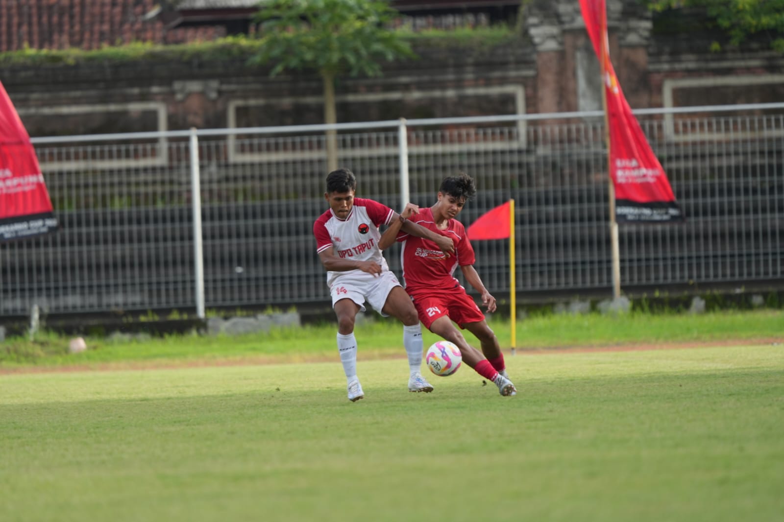 SAPU BERSIH: Banteng Bali kala berlaga melawan Banteng Tapanuli Utara di Stadion Ngurah Rai, Selasa (9/12)