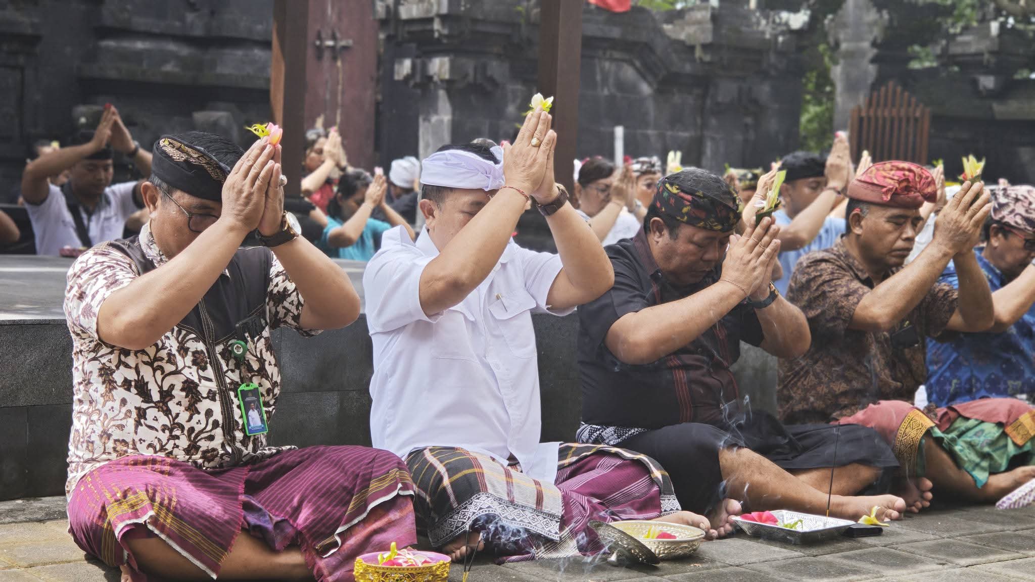SEMBAHYANG : Persembahyangan oleh Kanwil Kemenag Bali di Pura Suka Luwih.