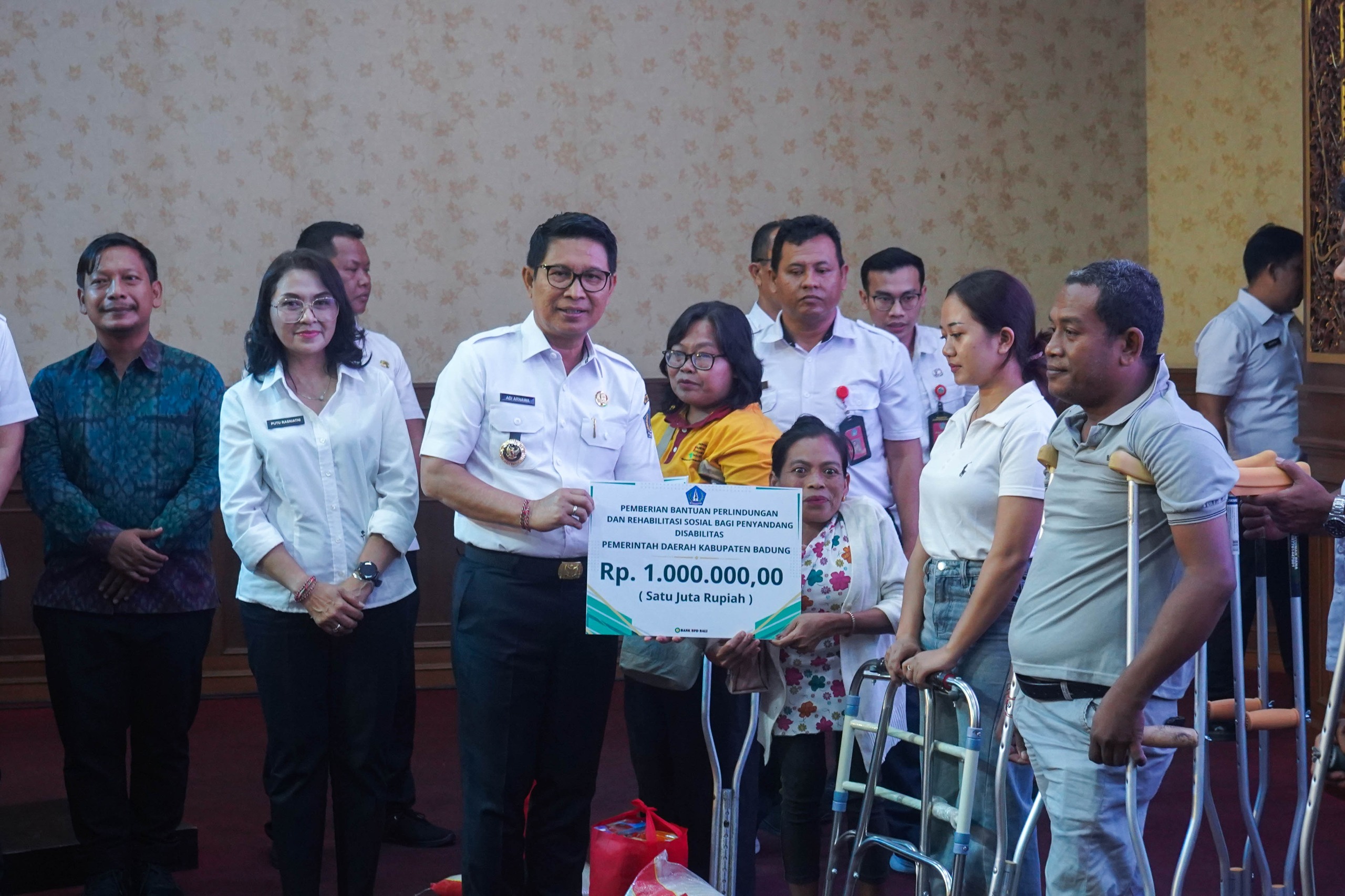 Bupati Adi Arnawa meluncurkan Program Pemberian Bantuan Perlindungan dan Rehabilitas Sosial Bagi Penyandang Disabilitas di Kabupaten Badung saat Peringatan HKSN Tahun 2025, Rabu (10/12).