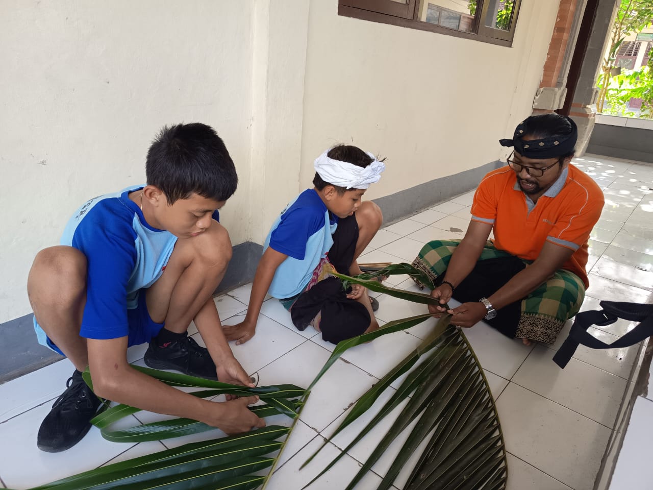 UPARENGGA : Pelatihan pembuatan uparengga kepada siswa siswi Madyama Widyalaya Rsi Markandya Taro.