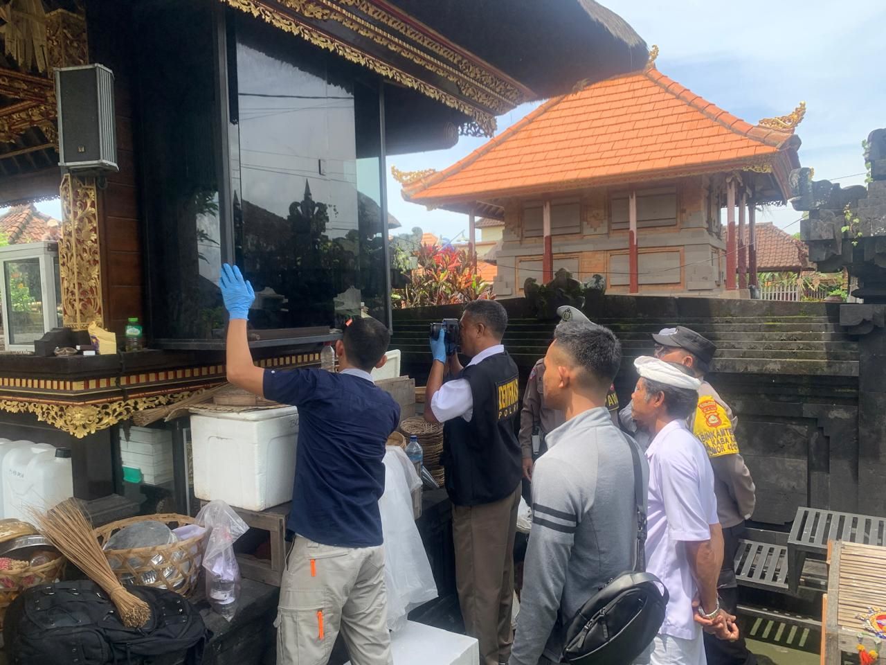 Kasus pencurian uang kepeng terjadi di Pura Desa Kaba-Kaba, pelaku masih dalam pengejaran polisi.