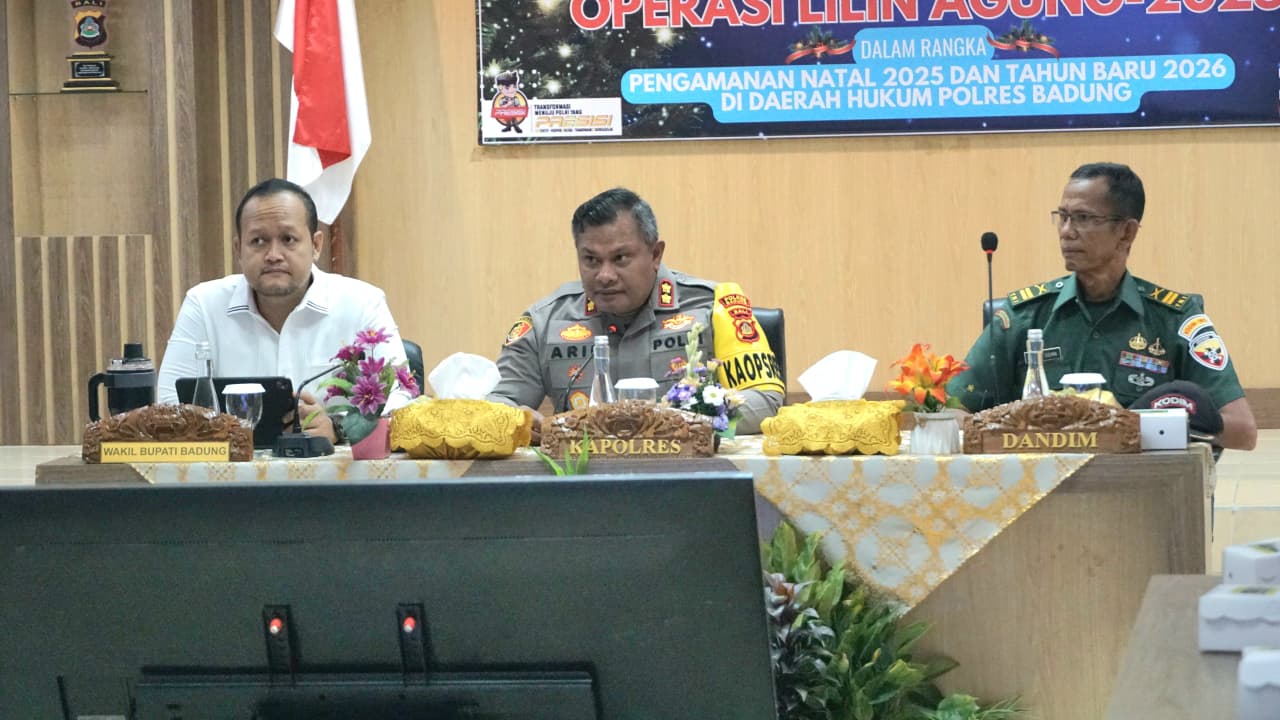 Wakil Bupati Badung, Bagus Alit Sucipta saat hadiri Rapat Koordinasi Eksternal Operasi Lilin Agung 2025 di Aula Polres Badung, Rabu (10/12).