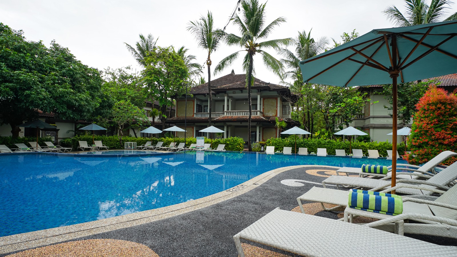 Suasana pool Grand Whiz Hotel Nusa Dua