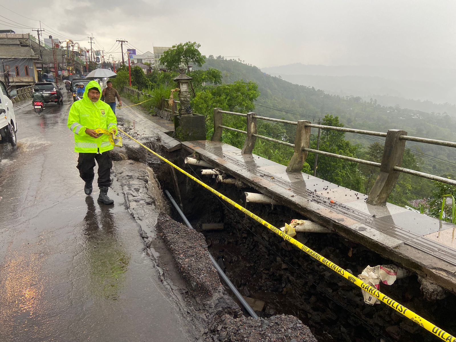 Jalan jebol di Penelokan, Kintamani, Selasa (9/12/2025).