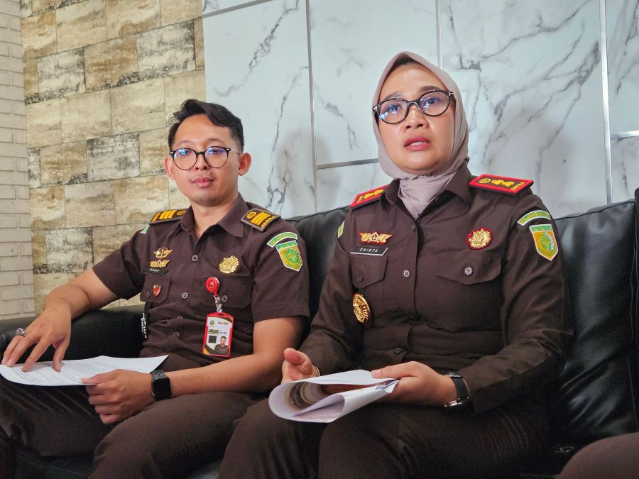Kajari Karangasem Sinta Ayu Dewi RR (kanan) didampingi Kasi Pidsus I Gede Hady Sunantara.&nbsp;