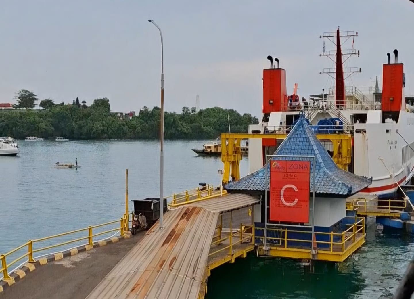 Kapal ferry sandar di Pelabuhan Padangbai, Karangasem, Bali.