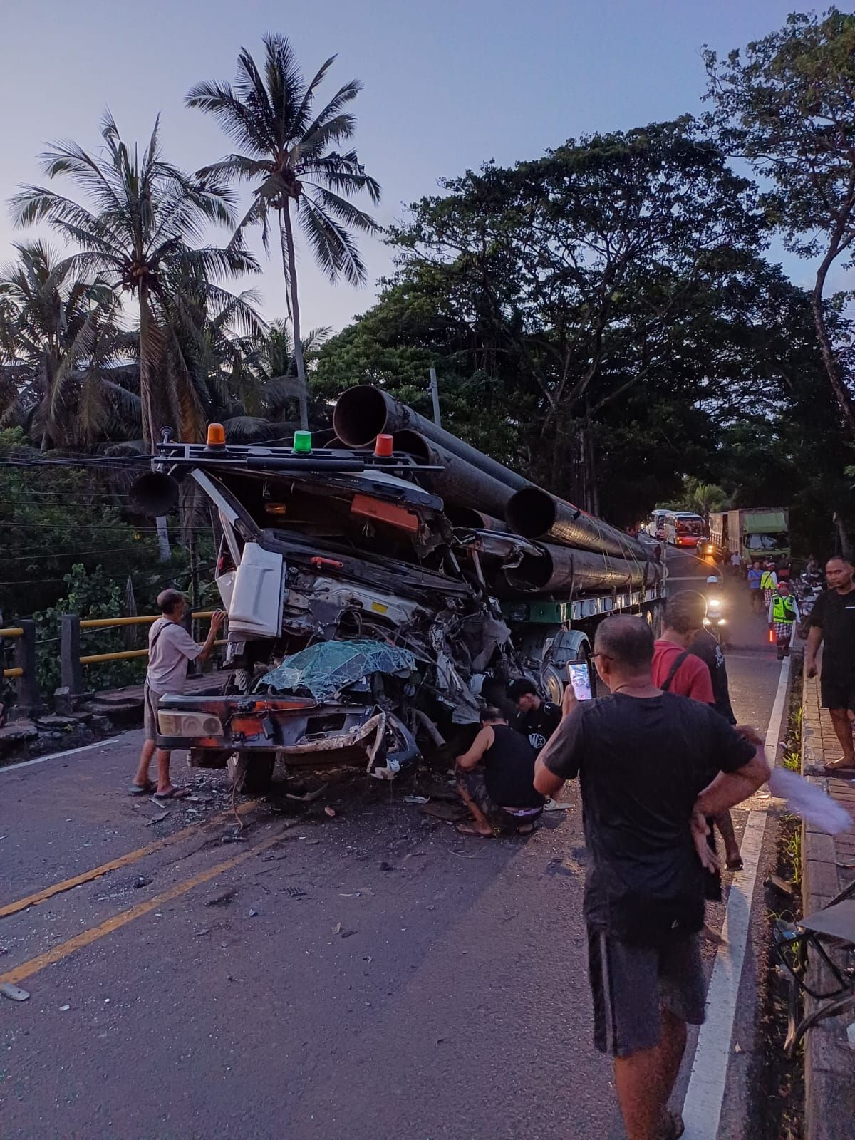 Tabrakan beruntun di Jalan Nasional jalur Denpasar&ndash;Gilimanuk, tepatnya di Banjar Dinas Soka Kelod, Tabanan, Senin (8/12/2025).