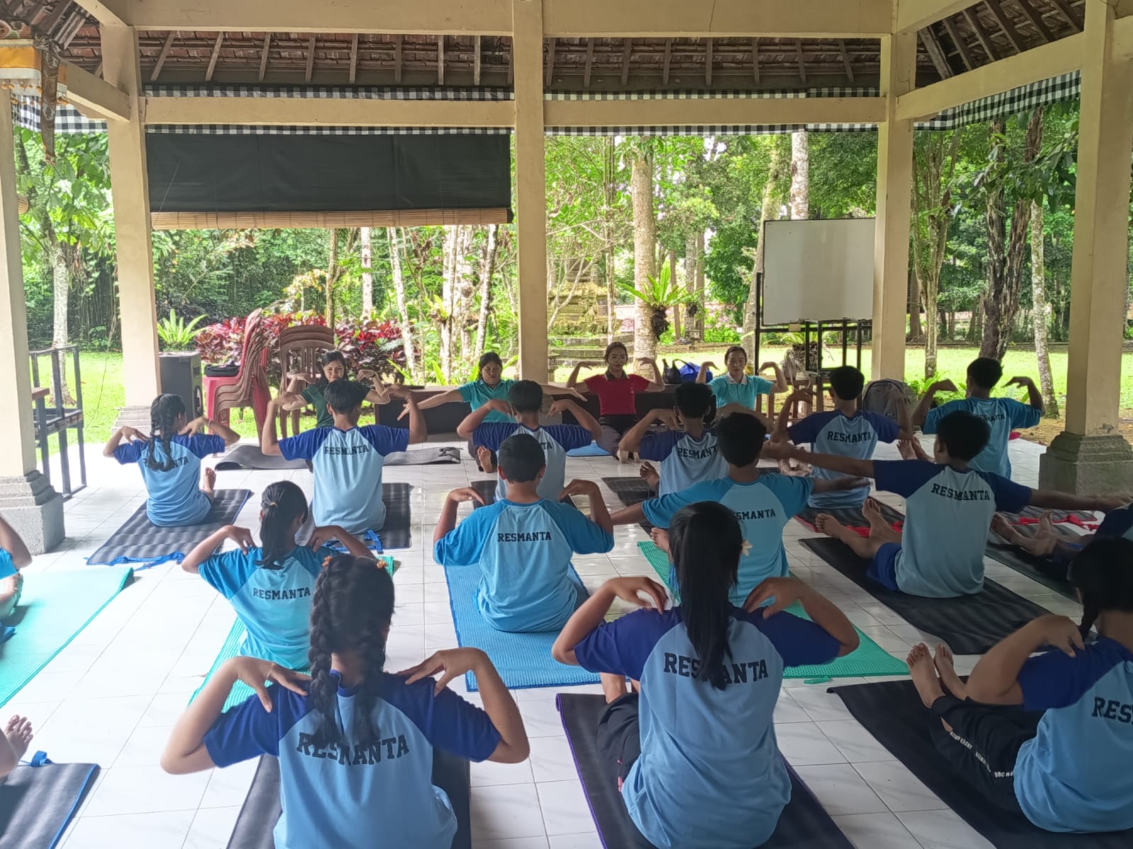 YOGA : Pembinaan yoga kepada siswa di kawasan wisata Lembu Putih, Taro, Tegallalang.