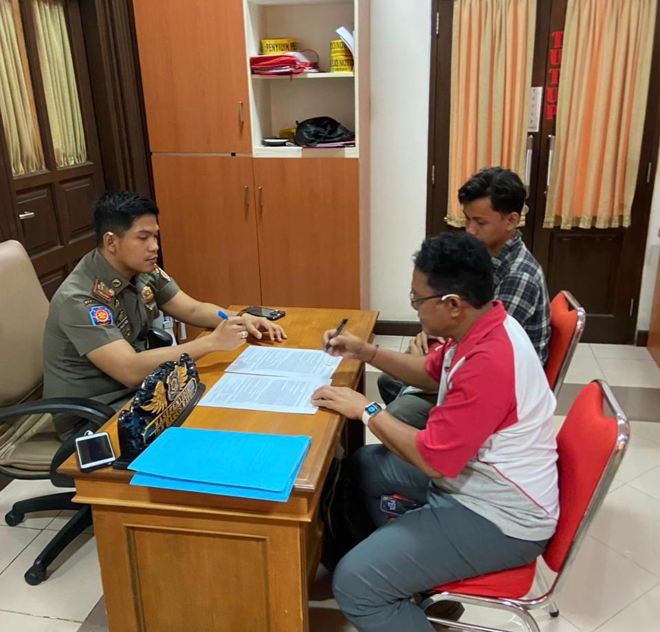 Kasi Penyelidikan dan Penyidikan Satpol PP Badung, Ida Bagus Ratu saat memeriksa perizinan Panda Paragliding, Kamis (11/12).