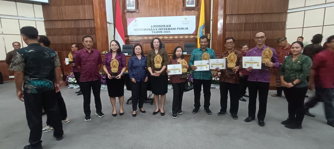 Suasana penyerahan penghargaan keterbukaan informasi publik.