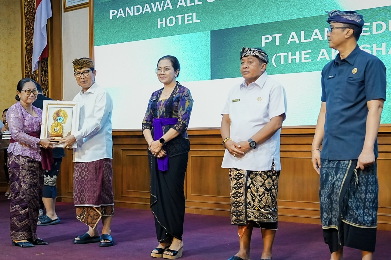 Bupati Adi Arnawa menyerahkan piagam penghargaan kepada 94 perusahaan, Lembaga, Asosiasi, dan Yayasan saat Kegiatan Gathering Forum TJSP Kabupaten Badung di Ruang Kertha Gosana, Kamis (11/12).