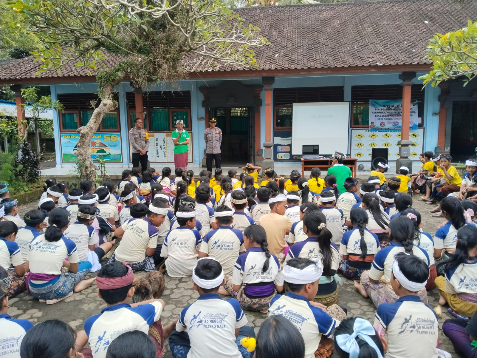 EDUKASI : Personel Polsek Tampaksiring lakukan edukasi tentang Anti Bullying hingga Bahaya Narkoba kepada siswa SD.