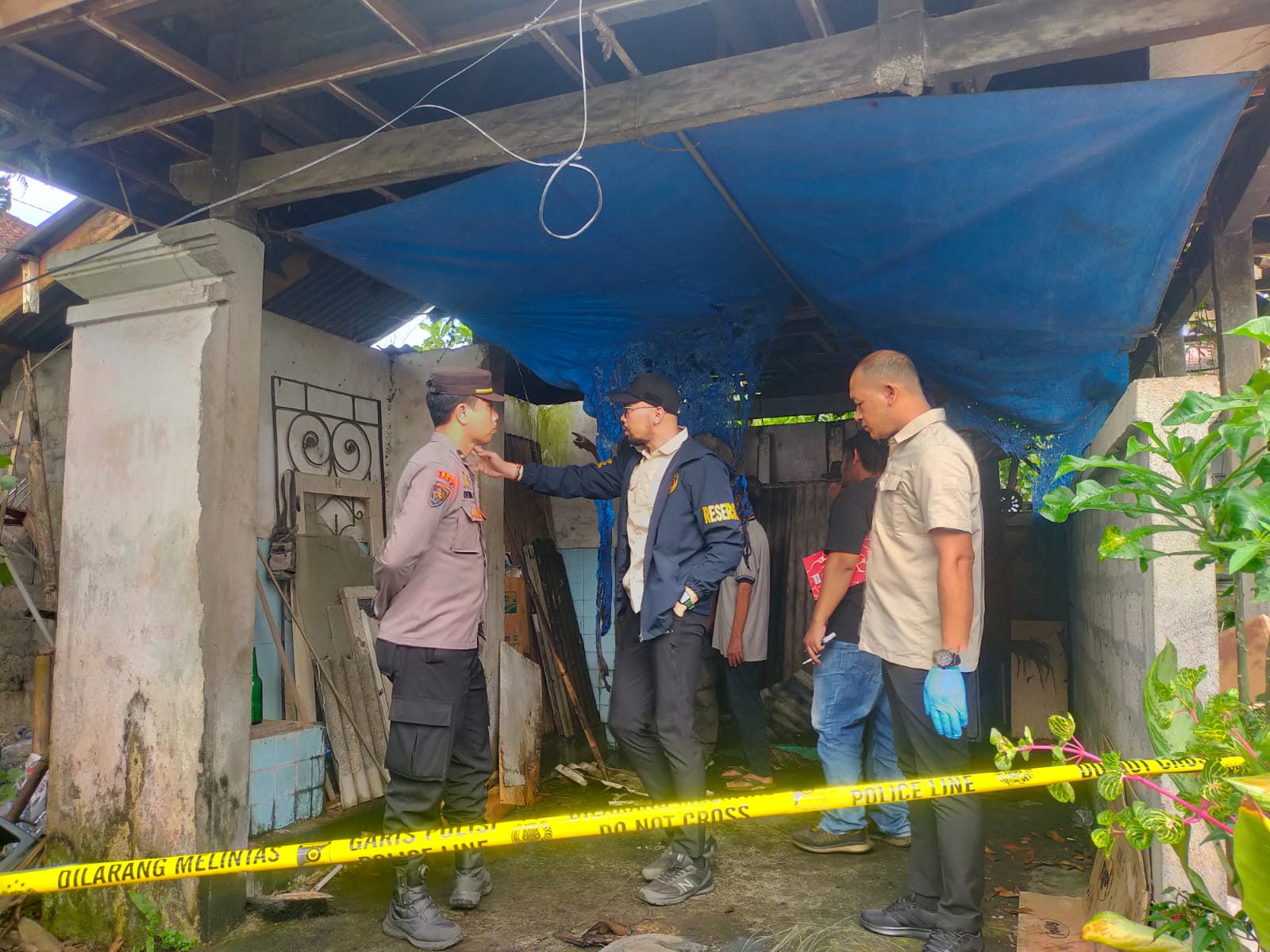 Polsek Bangli melakukan olah TKP kebakaran toilet yang ama tak terpakai di Jalan Lettu Anom, Kamis (11/12/2025).  &nbsp;