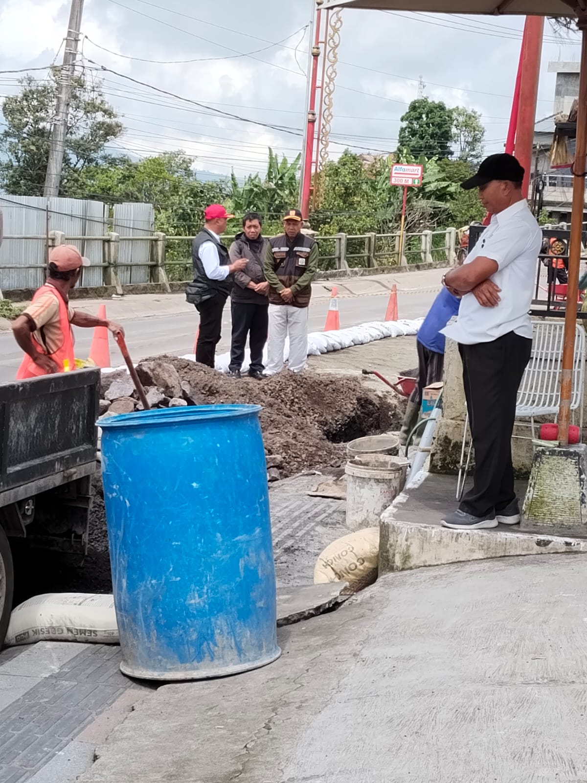 Jalan jebol jalur utama Penelokan, tepatnya di wilayah Banjar Bugbugan, Desa Batur Tengah, Kecamatan Kintamani, mulai diperbaiki pada Rabu (10/12/2025).