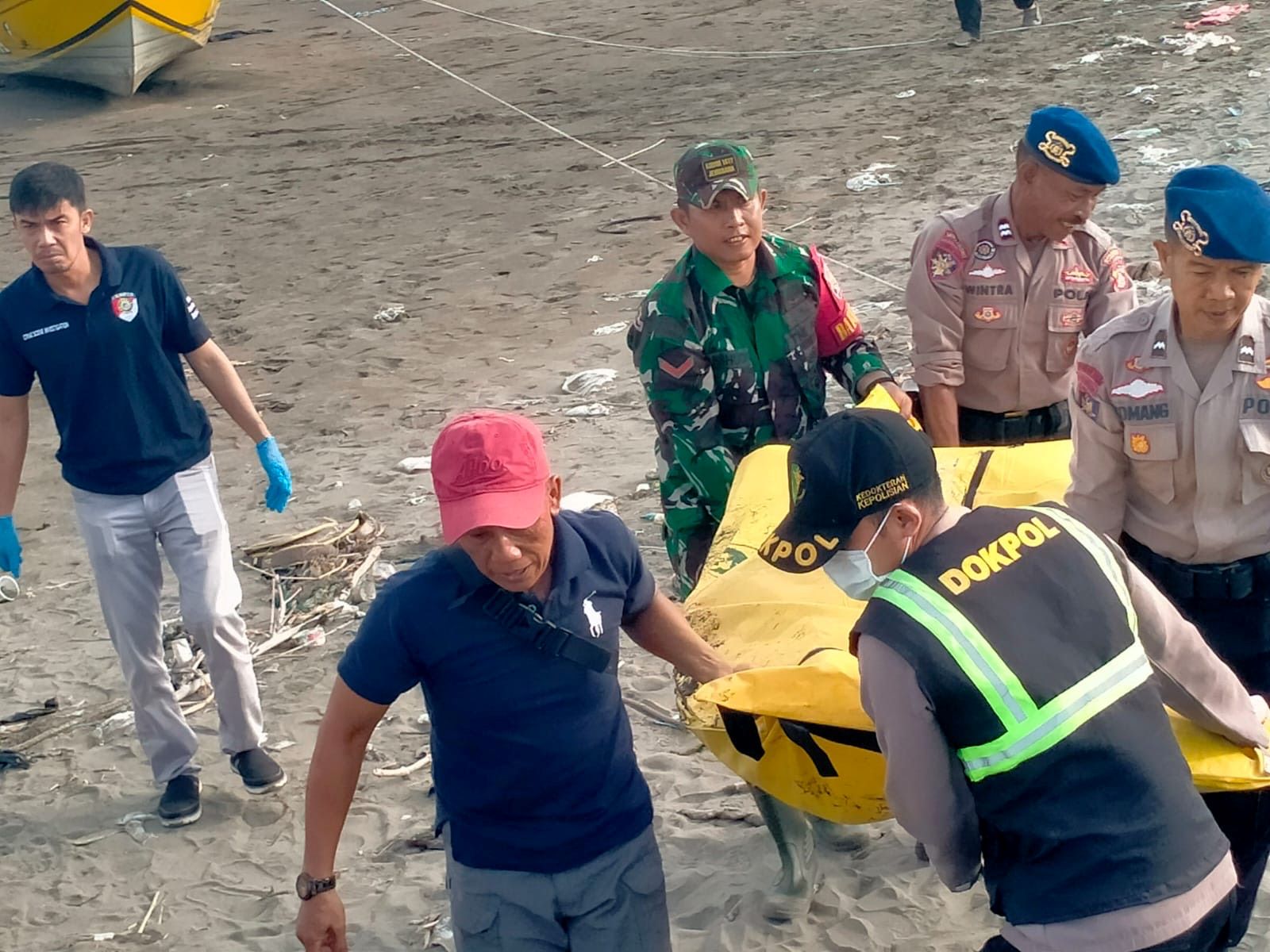 Proses evakuasi mayat yang ditemukan terapung di perairan laut Pebuahan, Desa Banyubiru, Kecamatan Negara, Jembrana, Bali, pada Rabu dini hari (10/12/2025).